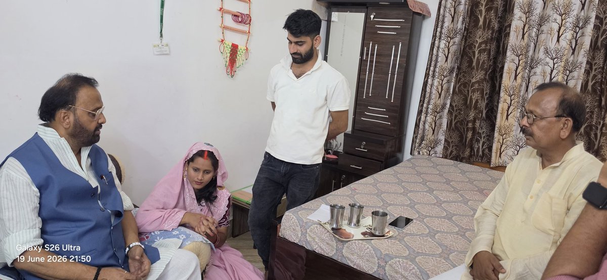 opsinghofficial's tweet photo. जमानियां विधानसभा अंतर्गत देवल गांव निवासी दुदुन सिंह जी के बेटे के विवाह उपरांत उनके घर पहुंच वर-वधू को आशीर्वाद दिया एवं नुकुल सिंह जी के बेटे के तिलक समारोह में शामिल होकर शुभकामनाएं प्रेषित किया। https://t.co/wDi7ZDsT1s