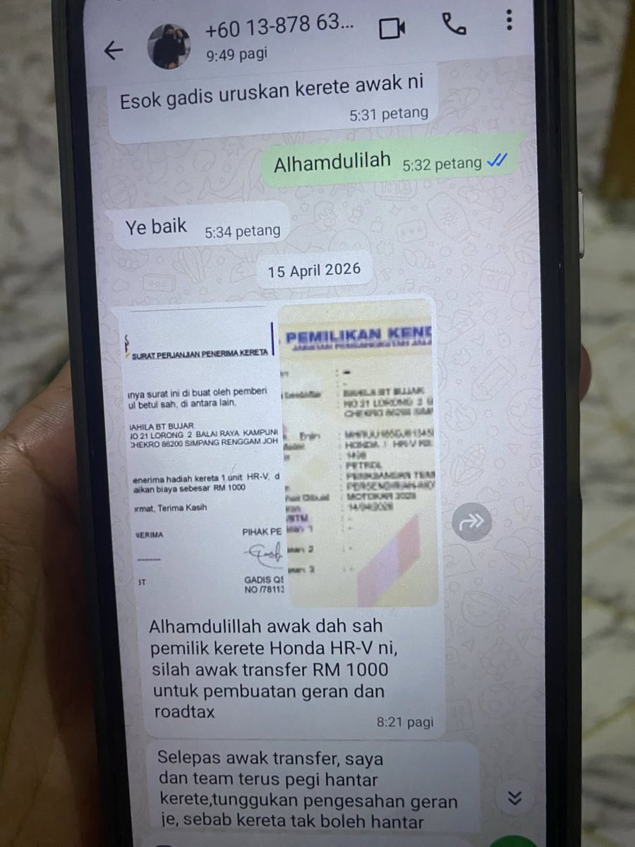 kongsiviralje's tweet photo. Korang, tolonglah rajin-rajin semak telefon emak dan ayah korang. 

Aku sendiri rasa tergamam dan terduduk bila dapat tahu mak aku sendiri kena scam.

THREAD https://t.co/QoAJBTLE1p