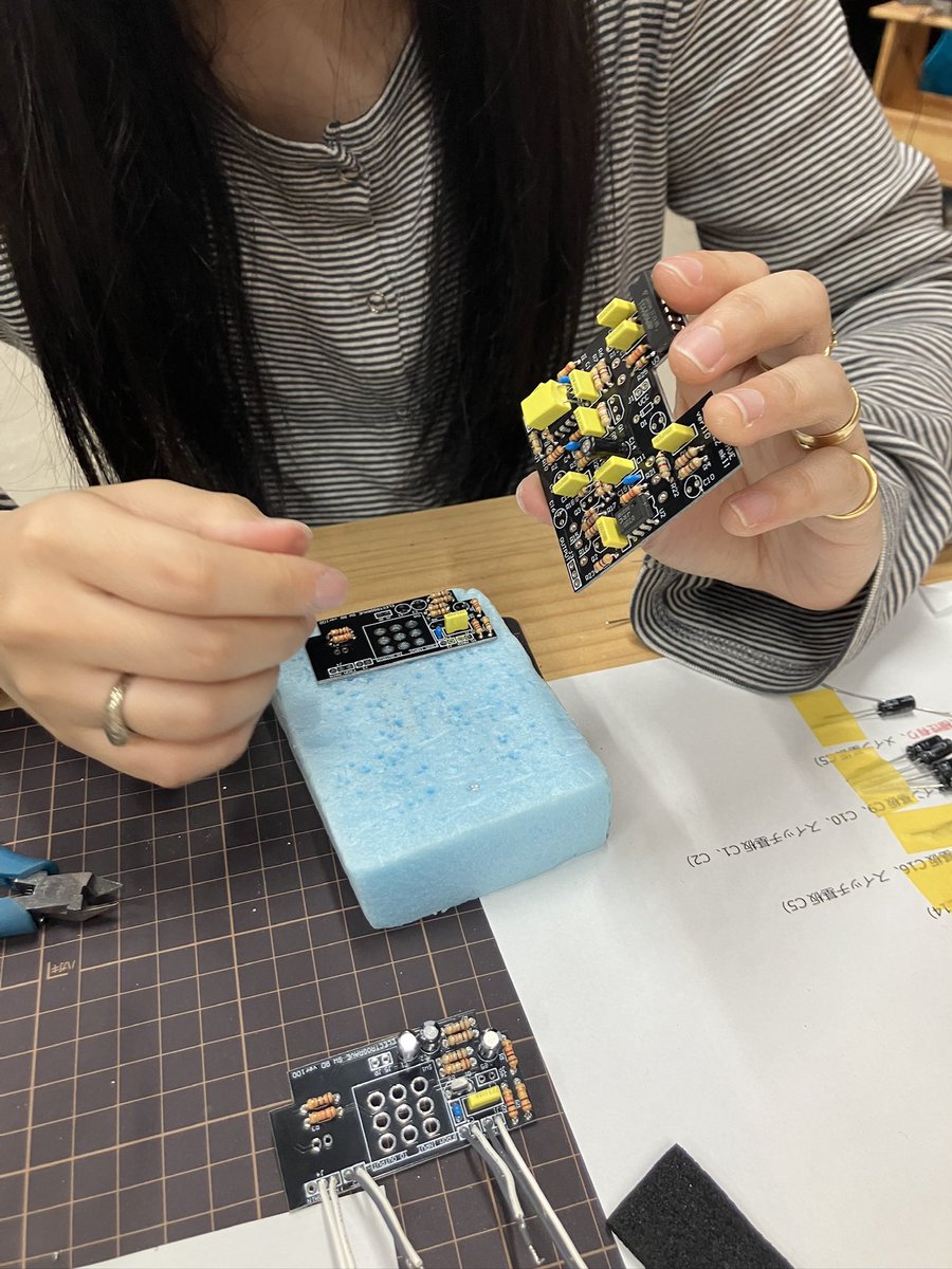 electrograve's tweet photo. 先月、カネコアヤノさんがELECTROGRAVEアトリエでExperimental Fuzz MkIIを製作されました。

楽しかった記憶を辿り、当日の様子をサイトのブログに掲載しました。ワークショップの雰囲気や、製作ってどんなことするの？等、興味を持たれた方は是非ご覧ください。

https://t.co/bgqw13gCtF https://t.co/vRoD3uCGDH