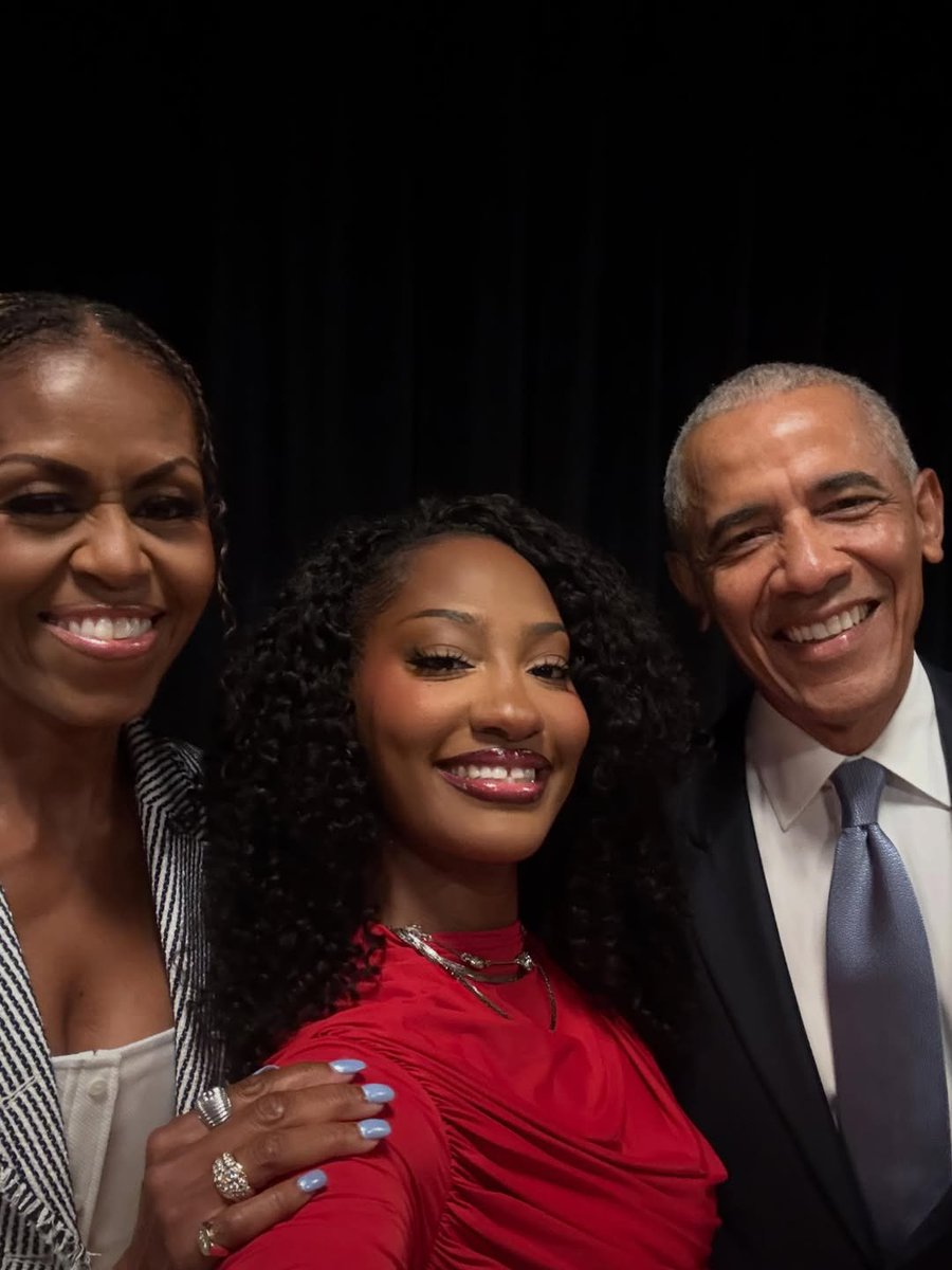 AlbumTalksHQ's tweet photo. Tems with Barack &amp; Michelle Obama 📸♥️ https://t.co/YC4OtNYy8R
