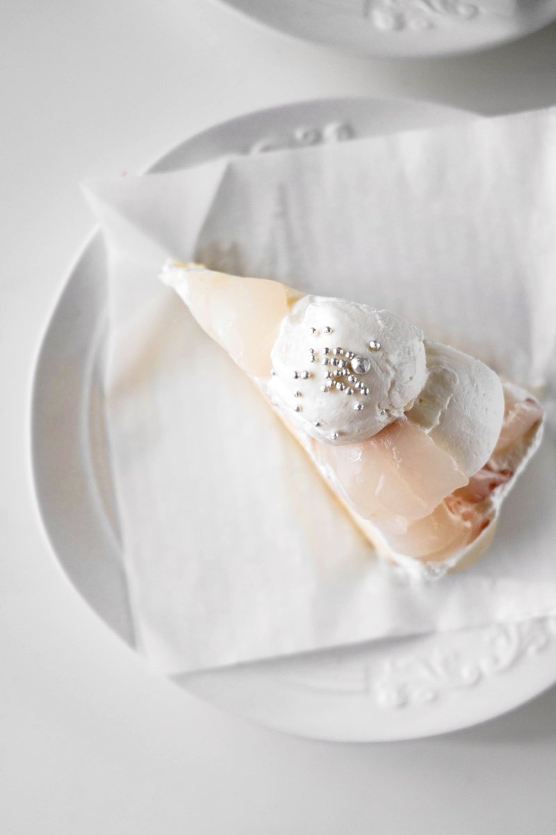 ____s_i_k_i's tweet photo. カフェコムサの生ライチのショートケーキ
朝イチで出かけてゲットしてきた！
生クリームが甘さ控えめだからライチの優しい甘みがしっかり味わえて美味しかった
この季節だけの贅沢♬ https://t.co/pqUl4Bs2gx