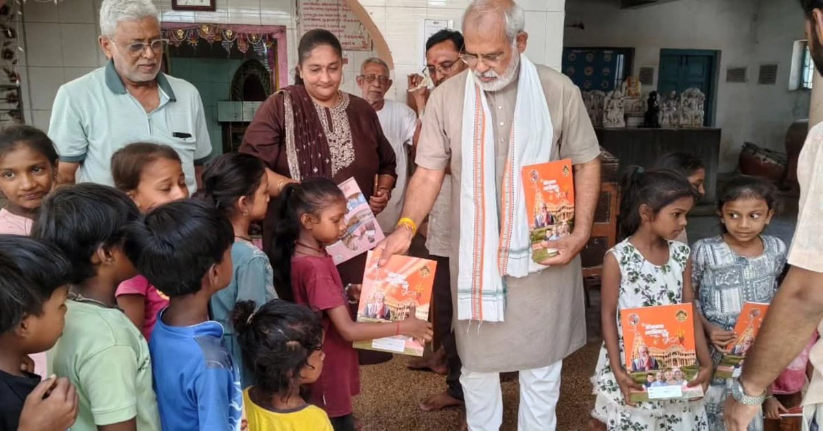 iprakashmodibjp's tweet photo. નવગ્રહ મંદિર, લાલ બજાર, ભરૂચ ખાતે સ્વચ્છતા અભિયાનમાં સહભાગી બની સ્વચ્છતા પ્રત્યે જનજાગૃતિનો સંદેશ આપ્યો. આ પ્રસંગે અભ્યાસ કરતા જરૂરિયાતમંદ આદિવાસી બાળકોને તેમના શિક્ષણમાં ઉપયોગી ચોપડાઓનું વિતરણ કર્યું. https://t.co/mzYFhCNadu