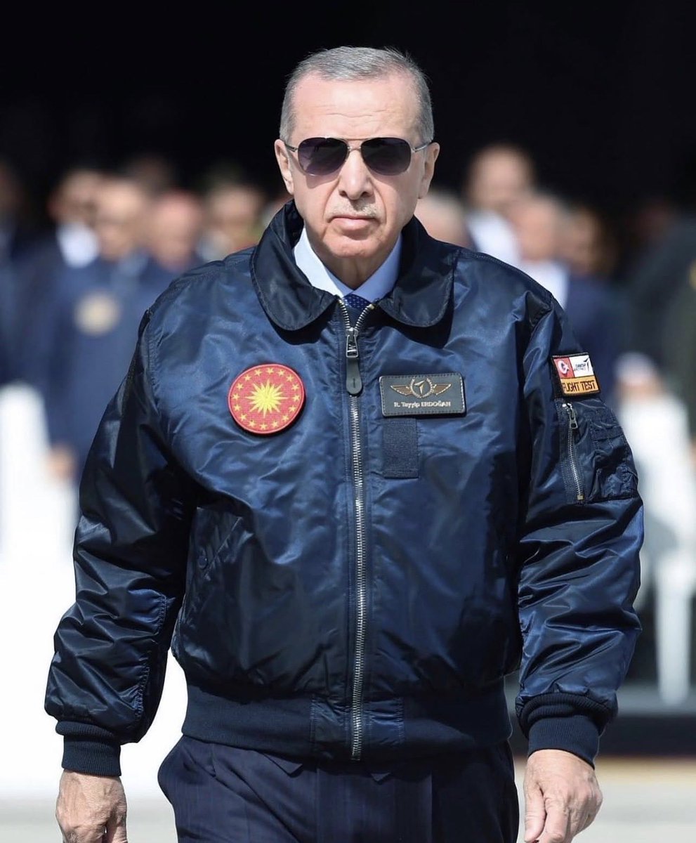 cmlmehmetoglu's tweet photo. Babalar; bir evin direği, bir ailenin sarsılmaz çınarıdır. Varlıkları güven, duaları huzur, emekleri ise hayatımıza yön veren en kıymetli mirastır.
Başta canım babam olmak üzere; evlatları için ömrünü adayan, alın teriyle ailesinin geleceğini inşa eden tüm babaların Babalar Günü’nü yürekten kutluyorum. Rabbim onları başımızdan eksik etmesin, sağlık ve huzur içinde uzun ömürler nasip etsin.
Bugün aramızda olmayan, vatan uğruna can veren kahraman şehit babalarımızı ve ebediyete irtihal etmiş tüm babalarımızı da rahmet, minnet ve dualarla anıyorum. Onların bıraktığı emanetler ve hatıralar daima kalbimizde yaşayacaktır.

Bir baba; bazen bir dağ gibi güçlü, bazen bir gölge gibi koruyucu, bazen de sessizce evladının yükünü omuzlayan görünmez bir kahramandır. Kıymetlerini hayattayken bilmek ve sevgimizi göstermek en büyük görevimizdir.

Bu anlamlı günde, ülkemize ve milletimize hizmet yolunda kararlılıkla çalışan Cumhurbaşkanımız ve Genel Başkanımız Sayın Recep Tayyip Erdoğan’ın da Babalar Günü’nü en içten dileklerimle kutluyor; ailesiyle birlikte sağlık, huzur ve mutluluk dolu nice güzel yıllar diliyorum.

Tüm babaların ve baba yüreği 
taşıyanların Babalar Günü kutlu olsun.
@RTErdogan @Akparti 
#BabalarGünü 
#BabalarGünüKutluOlsun