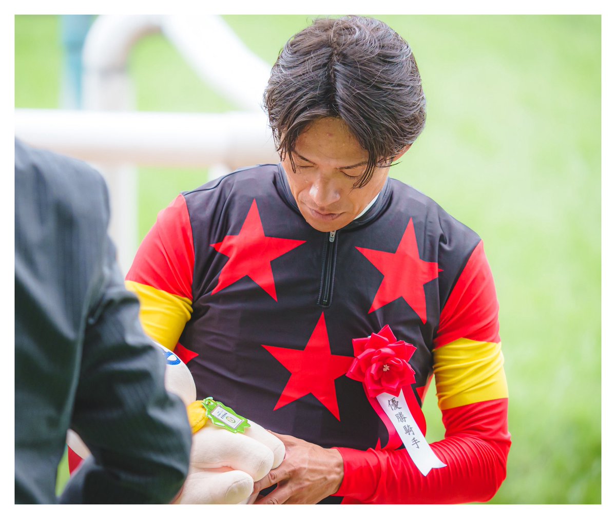 ryosryos_camera's tweet photo. 不思議そうにマスコットを見つめる浜中さんとマスコットと一緒に写真撮影する浜中さん #浜中俊 https://t.co/jotctueXDi
