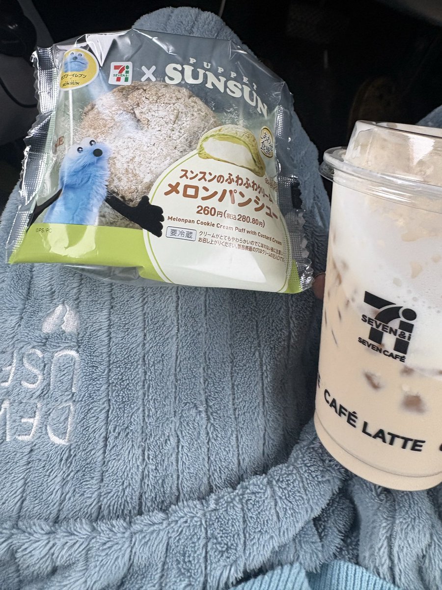 deedee03151's tweet photo. 食後のゼフンのカフェラテとスンスンのメロンパン https://t.co/xuu2qWFpNO