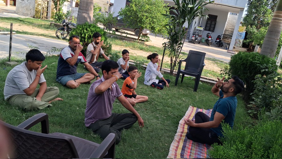 ShamsherKumarP1's tweet photo. अंतरराष्ट्रीय योग दिवस के अवसर पर आज जम्मू नॉर्थ जिला के मंडल रायपुर डोमाना के गांव अस्सरवां, मिश्रीवाला में योग कार्यक्रम का आयोजन किया गया।
इस अवसर पर उपस्थित सभी लो���ों ने योगाभ्यास कर स्वस्थ जीवन, मानसिक शांति एवं फिट भारत के संकल्प को मजबूत करने का संदेश दिया @ShamSharma_JK https://t.co/EjdDZ4LmwJ