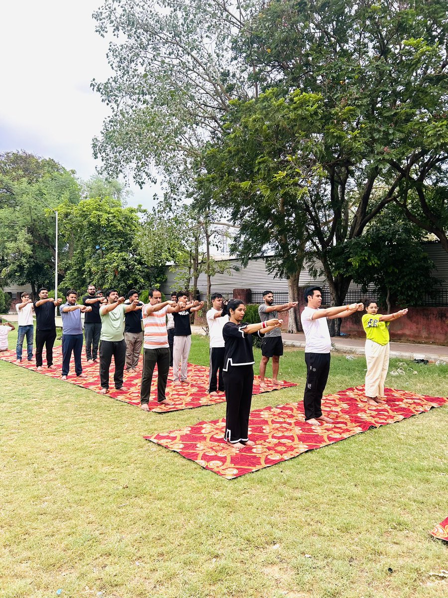 Neerajbjp01's tweet photo. जयपुर📍

🧘‍♂️ योग है स्वस्थ जीवन, संतुलित मन और सशक्त राष्ट्र का आधार।

आज 12वें अंतर्राष्ट्रीय योग दिवस के अवसर पर आज संत टेऊंराम पार्क सेक्टर 54, अपेक्स यूनिवर्सिटी के पीछे, V.T. रोड, मानसरोवर, जयपुर में युवा साथियों के साथ योग किया।
#yoga #worldyogaday
#InternationalYogaDay https://t.co/QvK5mHOCL2