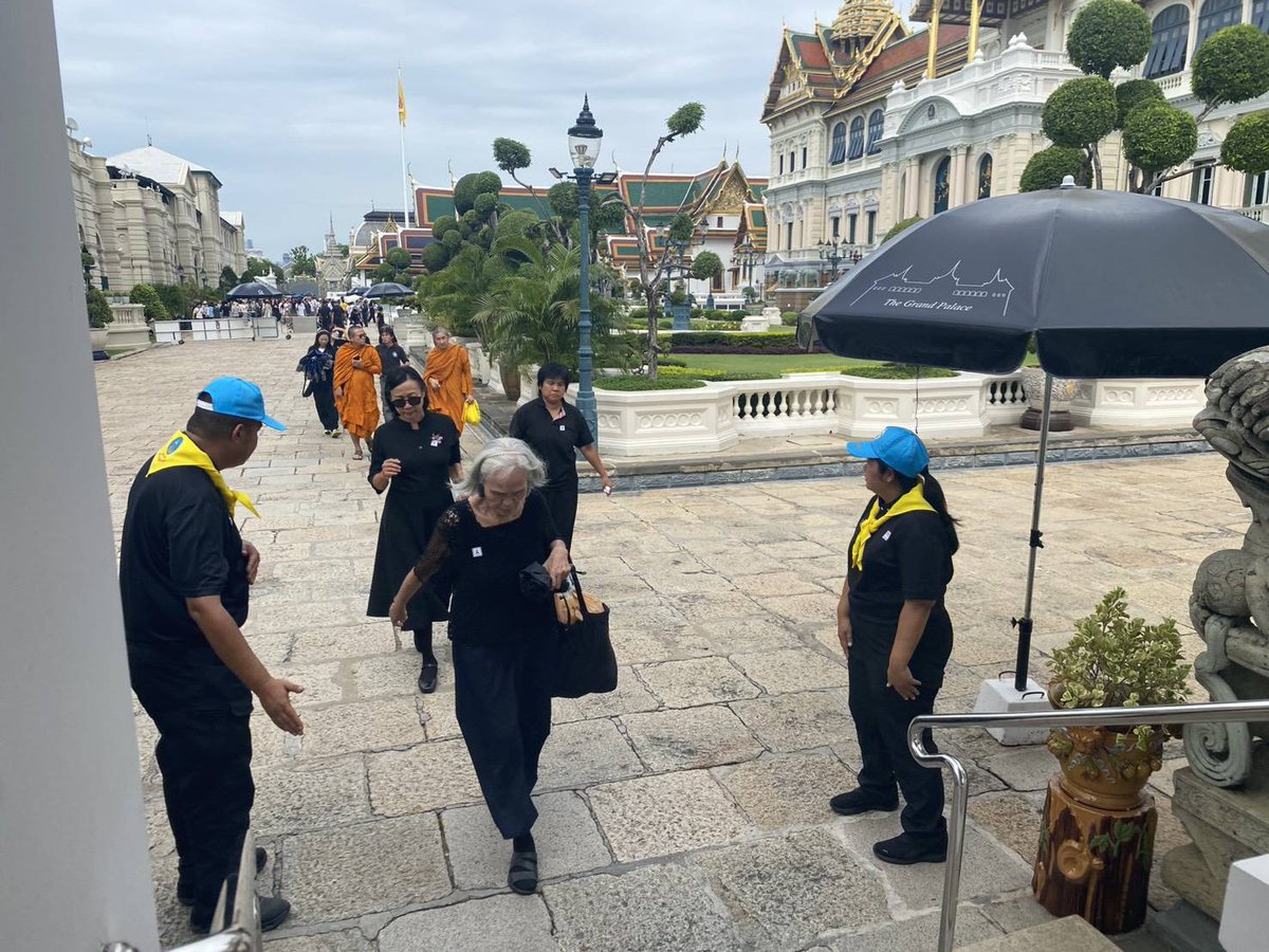 Jitarsarta's tweet photo. 🙏🖤สปง.โครงการ จอส.วพบ. ได้จัดกำลังพลจิตอาสาปฏิบัติภารกิจอำนวยความสะดวกให้กับประชาชนทั่วไป ที่เดินทางเข้าเฝ้าฯ กราบถวายบังคมพระบรมศพ สมเด็จพระนางเจ้าสิริกิติ์ พระบรมราชินีนาถ พระบรมราชชนนีพันปีหลวง ณ พระที่นั่งดุสิตมหาปราสาท ในพระบรมมหาราชวัง กรุงเทพมหานคร

#เราทำความดีด้วยหัวใจ https://t.co/3tlRHz968B