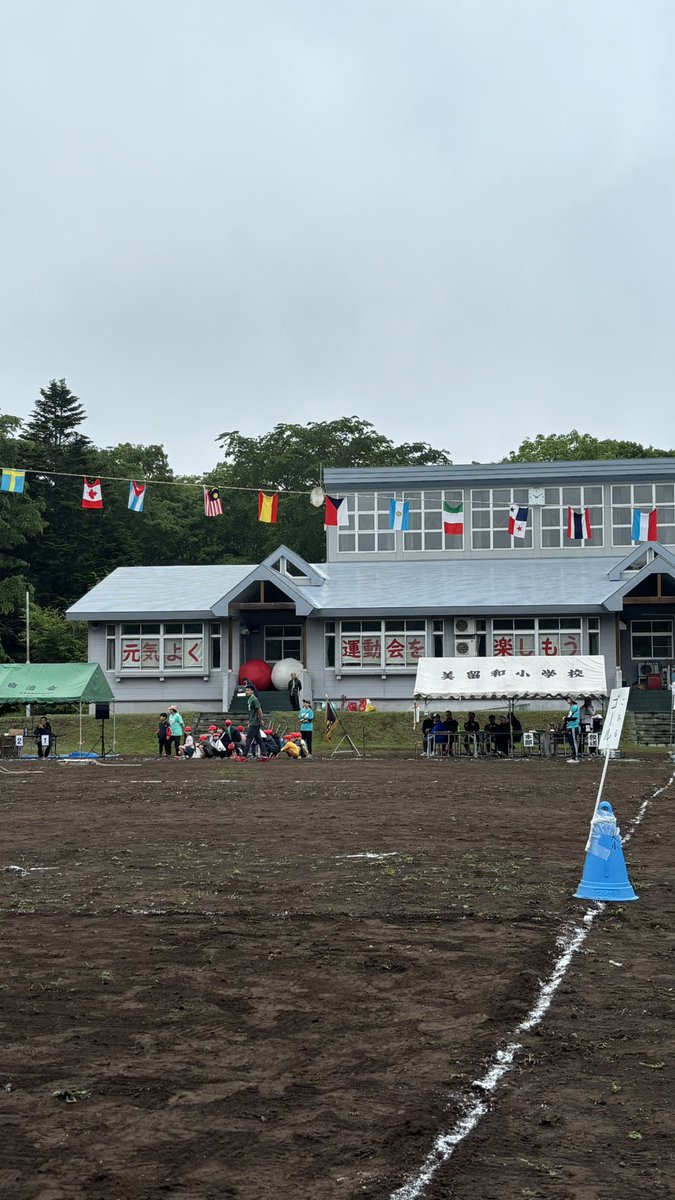 biruwalove's tweet photo. 地元の人たちが「ジリ」と呼ぶ軽めのミストシャワーみたいな天気でしたが野外で無事に開催されました❣️気温はイマイチでしたが子どもから大人まで元気に楽しみましたよ〜

※ちなみに今年の自治会優勝チームは「中央」でした🏆 https://t.co/SUZO41eLm7