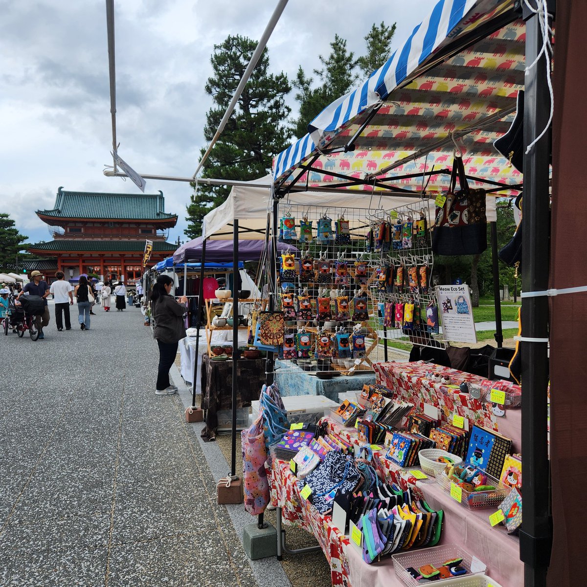 cat299ya's tweet photo. 平安楽市参加してます。
風が強い～🌀
#299屋　#二九九屋 https://t.co/xMAZ9vss71