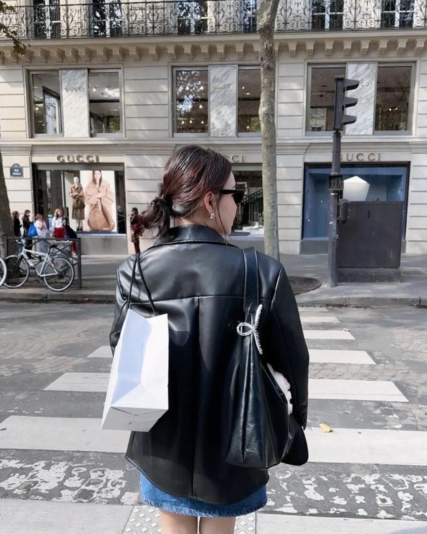 Emilyyy599's tweet photo. This moment in Paris is one of both romance and freedom. https://t.co/ZhnbrFUjgW