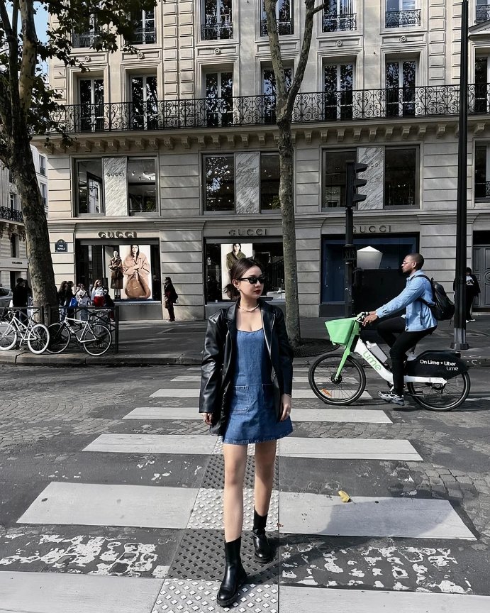 Emilyyy599's tweet photo. This moment in Paris is one of both romance and freedom. https://t.co/ZhnbrFUjgW
