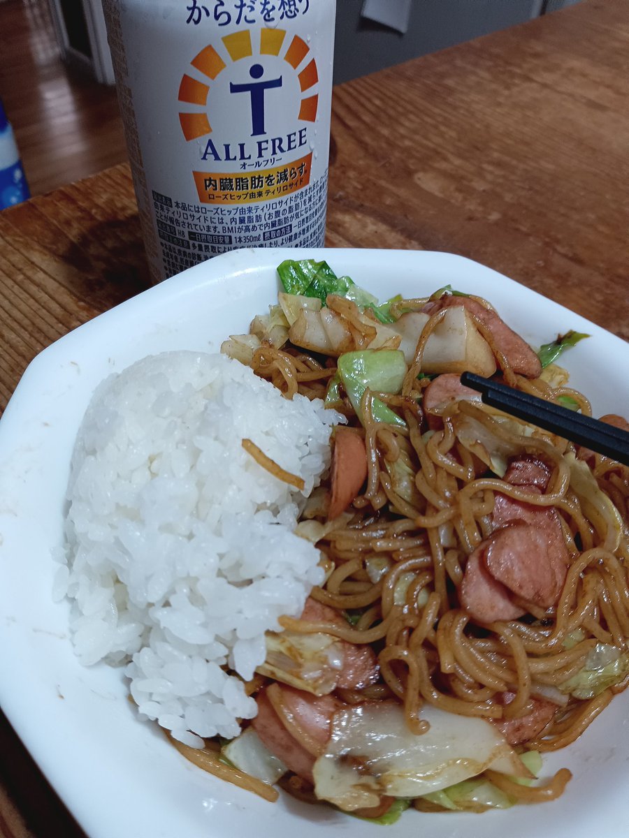 usui8's tweet photo. 焼きそば合盛り https://t.co/iHQ214OvaC
