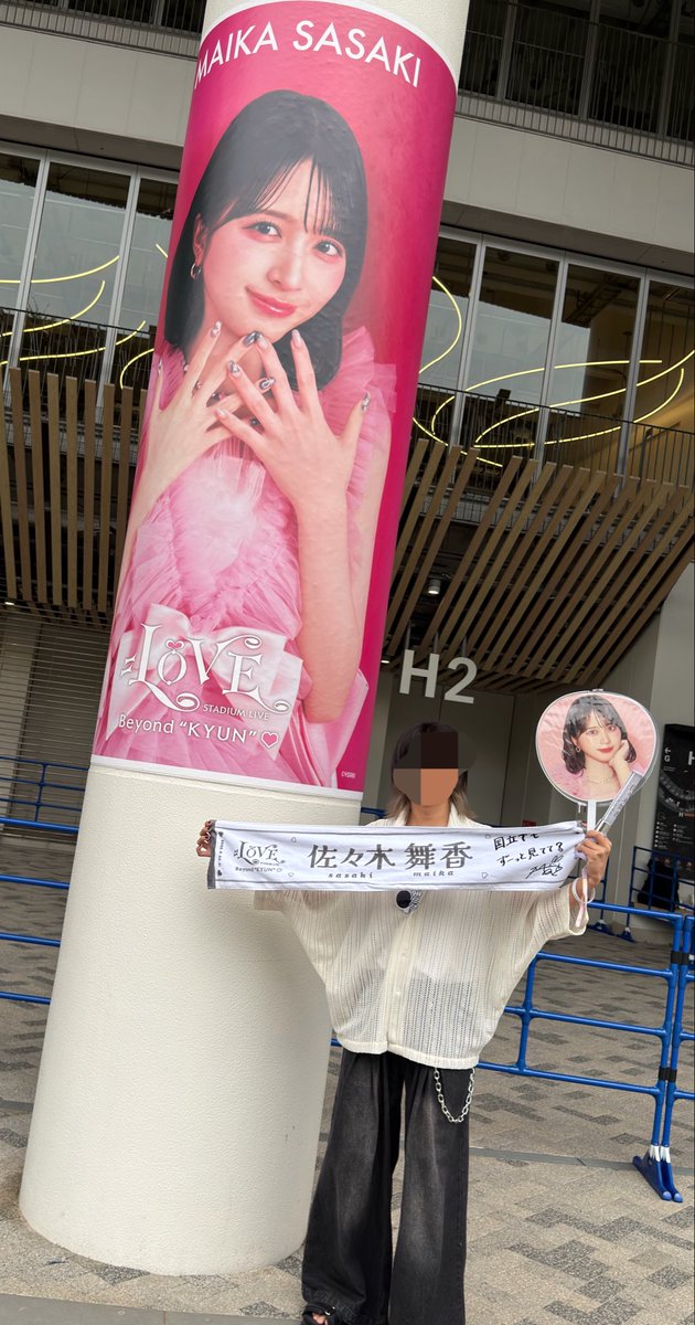 mark4_fz012's tweet photo. 最高の思い出！！！
舞香ちゃんの色入れたいと思って白のインナー入れたけどほぼ金になっちゃってるね…
でも白シャツはいい感じだから嬉しい😆
撮ってくれてありがとうすぎるよ🙏
@Take08ghyo 

#イコラブ国立 https://t.co/UP0MqbDQpB