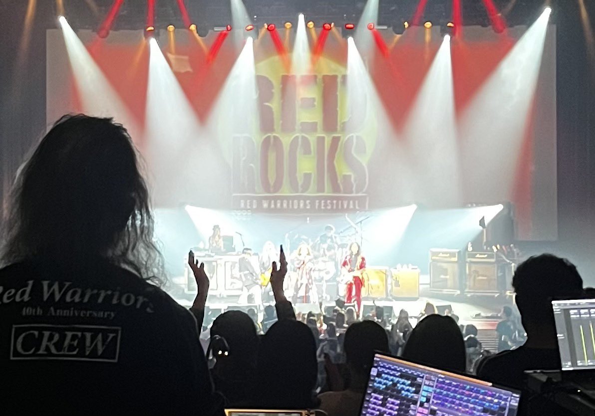 HydeOfficial_'s tweet photo. 出番まで客席で観て熱くなってました。

#HYDE
#REDROCKS
#REDWARRIORS https://t.co/hgAPGW43Ff