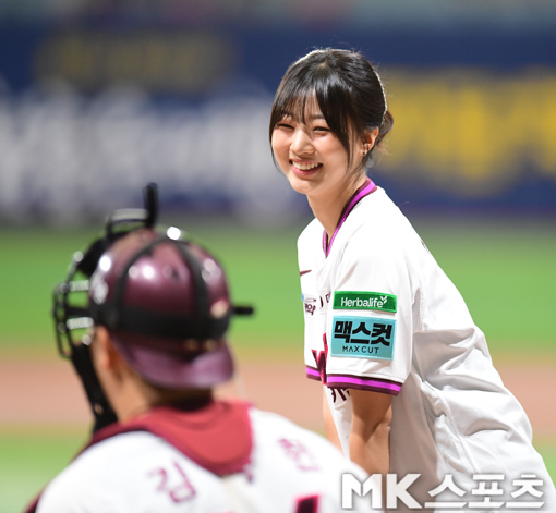 tang__kira's tweet photo. Kakak-beradik Jihyo (TWICE) dan aktris Lee Haeum melempar first pitch pertandingan Kiwoom Heroes melawan Lotte Giants https://t.co/nefHZbHXSi