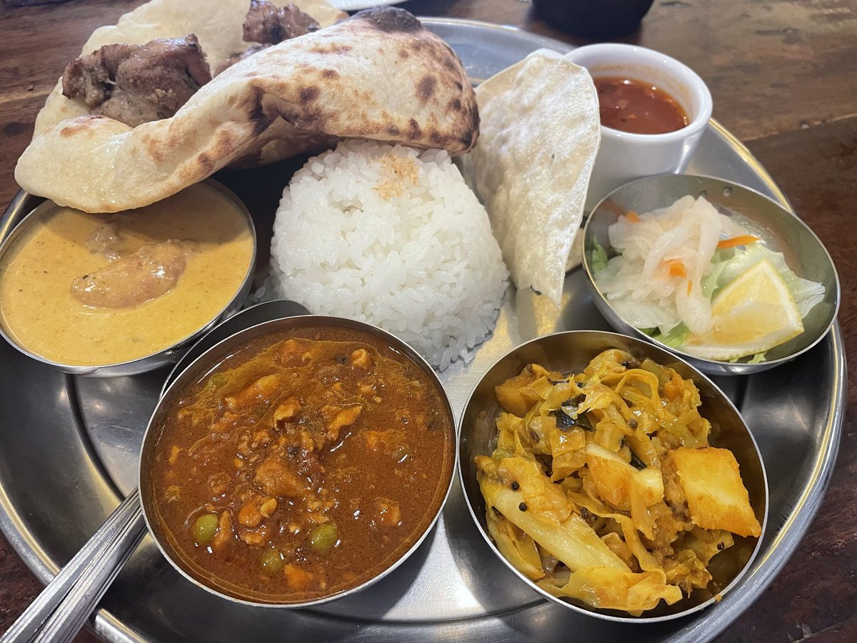 annindoufu's tweet photo. お昼はシタールさんへ。
開店前に記帳。お店の方にレトルトカレーの話をしたら宮城にも売ってるの？と言われ笑ってしまった。
キーマ、バターチキン他いろいろなセットを近所に住んでいるTENDOUJI友達とシェア。この前に食べたタンドリーチキン含め、それはもうぅ全てが美味しい！ https://t.co/AhJNwnTWcz