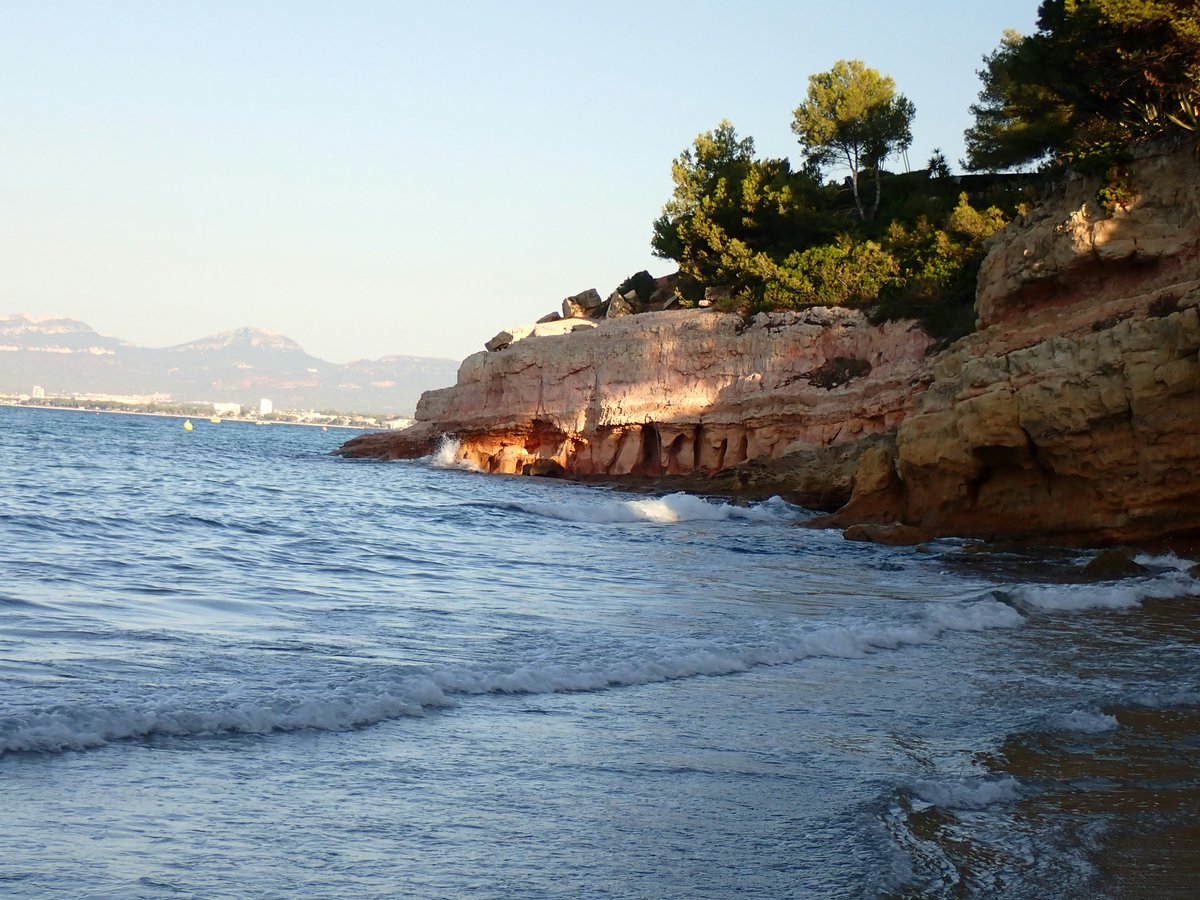 VeroSinmapa's tweet photo. #NUEVO 🏖️ Si este verano buscas una escapada con mar, buena gastronomía y lugares bonitos sin necesidad de coger un avión, sigue leyendo.
😎 He reunido 5 rincones de la #CostaDorada que merecen mucho la pena.
😜 Y puede que alguno te sorprenda: https://t.co/ZWnKYkZ80u https://t.co/B94ffTc2Xs