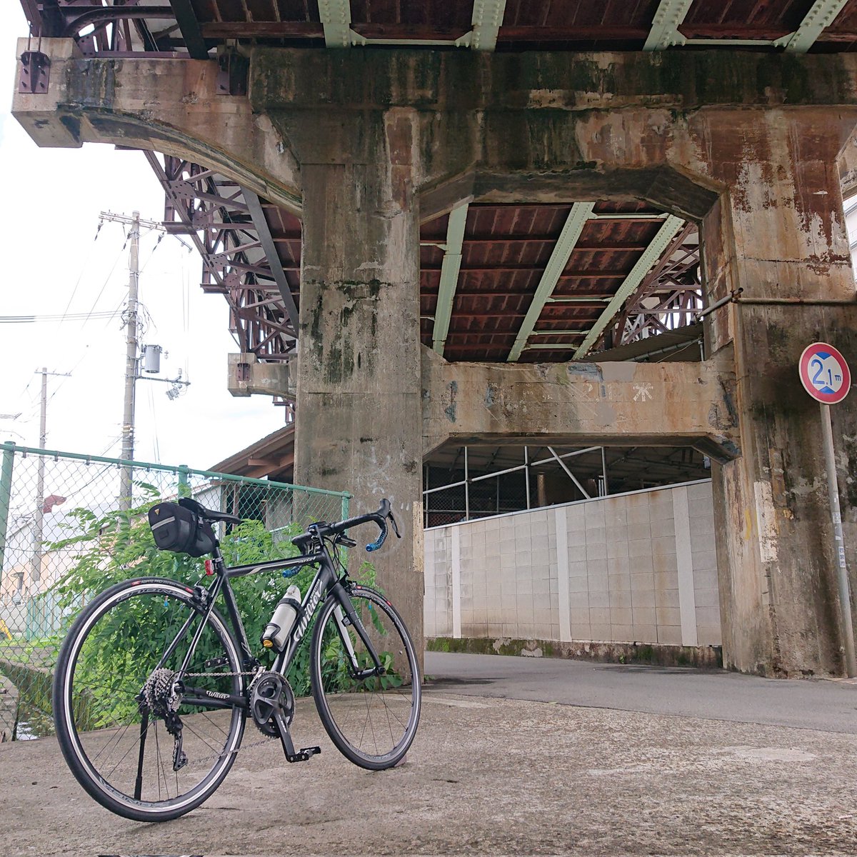 hazeworks's tweet photo. 梅雨の晴れ間に近場をサイクリング。
風が強すぎて写真を撮るときに倒れないかヒヤヒヤもんでした。

#monte4 #Wilier #ロードバイク https://t.co/j6k5gxALQN