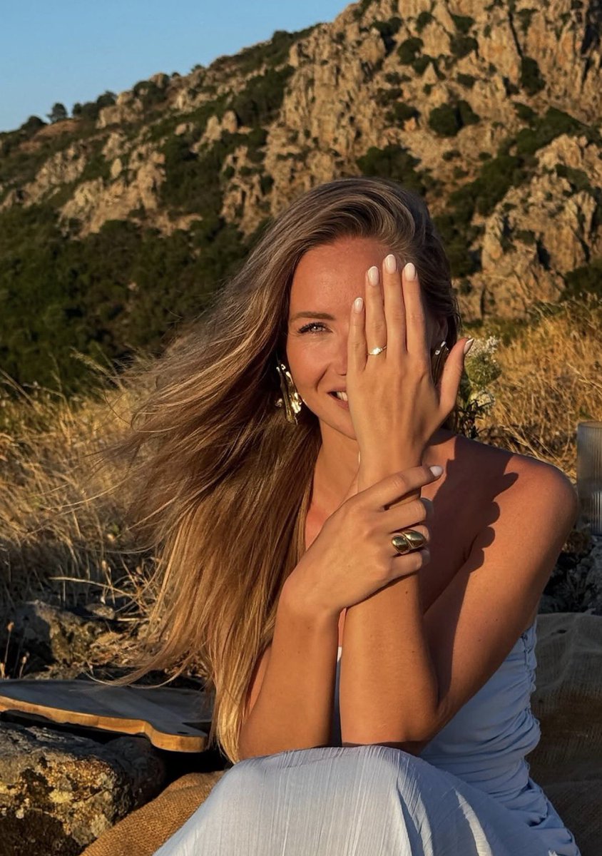 GossipRoomOff's tweet photo. 🚨 "Faites attention à côté de qui vous vous asseyez sur les bancs de l’école."

Ce samedi 20 juin, Amandine Petit a dévoilé les images de son mariage avec Julien, offrant à ses abonnés une parenthèse remplie d’émotion et de bonheur.

Dix mois après leurs fiançailles, annoncées le 27 juillet dernier avec la tendre déclaration "Oui à l’amour de ma vie", l’ancienne Miss France vient de franchir une nouvelle étape dans son histoire d’amour en disant "oui" à celui qui partage sa vie.

Un nouveau chapitre s’ouvre désormais pour le couple, placé sous le signe de l’amour et de la complicité.

Félicitations aux jeunes mariés ! 💍💕