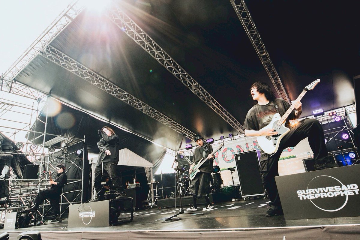 yon_fes's tweet photo. 【速報レポート！】
なんてこったい&amp;どうなってんの。サポートにRxYxO(coldrain)、Teru(MY FIRST STORY)を迎えた、油そば並みの攻撃力と苺級のスイートでYON FESを狂喜乱舞させた特別仕様のSurvive Said The Prophetの破壊力。そしてそんな大事件が起きるのがYON FES。
#ヨンフェス
📸 @ヤマダマサヒロ https://t.co/hAGh6wELnW