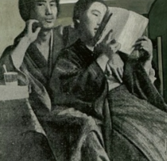 LifeBeLikeThatX's tweet photo. 金子文子。

彼女は日本人でした。

1903年、横浜に生まれました。

しかし、彼女の人生は
日本帝国の中心で生まれた女性が、
その帝国の正義を信じて生きた物語ではありません。
むしろ逆です。
幼いころ、彼女は朝鮮で暮らしました。

そこで彼女が見たものは、
帝国が語る美しい言葉ではありませんでした。

支配される側の沈黙。
貧しさ。
差別。
そして、人間が国籍によって見下される現実でした。

彼女はやがて東京で、
朝鮮人の朴烈と出会います。
二人は恋人であり、
同志でもありました。

しかし、彼らが結ばれた理由は、
単なる恋愛ではありません。
二人が見ていた敵は、
一人の政治家でも、
一つの法律でもありませんでした。
人間の上に国家を置き、
国家の上に天皇を置き、
その名のもとに朝鮮を支配し、
人々を従わせる帝国の秩序そのものでした。
1923年、関東大震災のあと、
朝鮮人虐殺の狂気が広がる中で、
朴烈と金子文子は逮捕されます。

彼らは大逆罪に問われました。
大逆罪。

それは、天皇を頂点とする国家に逆らった者に向けられる、
当時の日本で最も重い罪の一つでした。
1926年3月25日、
金子文子と朴烈には死刑判決が下されます。

しかし、その後、二人は恩赦によって無期懲役に減刑されました。
ここで普通なら、
命が助かったことに感謝する場面だと考えるかもしれません。

しかし、金子文子は違いました。
彼女はその恩赦状を破り捨てたと伝えられています。
なぜなら、それは彼女にとって
天皇の慈悲ではなかったからです。

人間を支配し、
裁き、
許す側に立つ権力そのものを、
彼女は最後まで認めなかったのです。
彼女は日本人でした。
しかし、日本帝国の側には立ちませんでした。
彼女は朝鮮人の朴烈とともに裁かれ、
朝鮮人とともに国家の敵とされ、
それでも最後まで頭を下げませんでした。

1926年7月23日。
金子文子は、宇都宮刑務所の中で、
わずか23歳で命を終えます。
彼女の人生は短すぎました。

しかし、その短い人生は、
長く続いた帝国の嘘よりも重いものを残しました。

歴史は、国籍だけで人間を分けるものではありません。

日本人の中にも、
帝国の支配に酔った人がいました。
しかし同時に、
帝国の中に生まれながら、
帝国に屈しなかった日本人もいました。

金子文子。
彼女は日本を憎んだのではありません。

日本帝国が、
人間を踏みにじることを拒んだのです。

日本人が知らなかった日本の良心。
その名前を、
私は忘れてはいけないと思います。