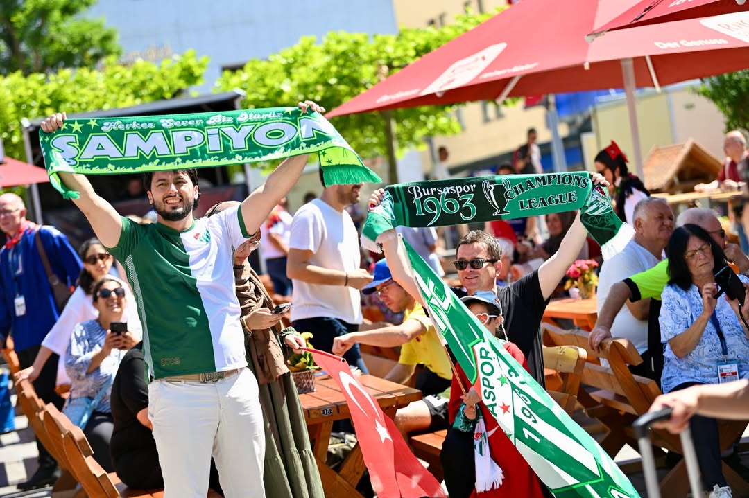 turkhabercom's tweet photo. Almanya Hessentag'da Bursaspor bayrakları sallandı
https://t.co/GmnWMNMD7H
#hessentag #bursa #bursaspor #osmangazibelediyesi #erkanaydin https://t.co/4mKvHKq2zy