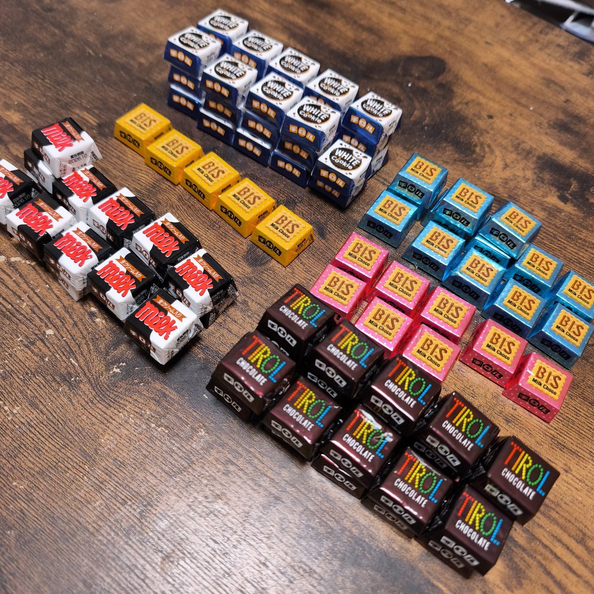 Atre_isle's tweet photo. ゲーセンにて1000円でチロルチョコ102個とれた https://t.co/15k5Yh7Vb8