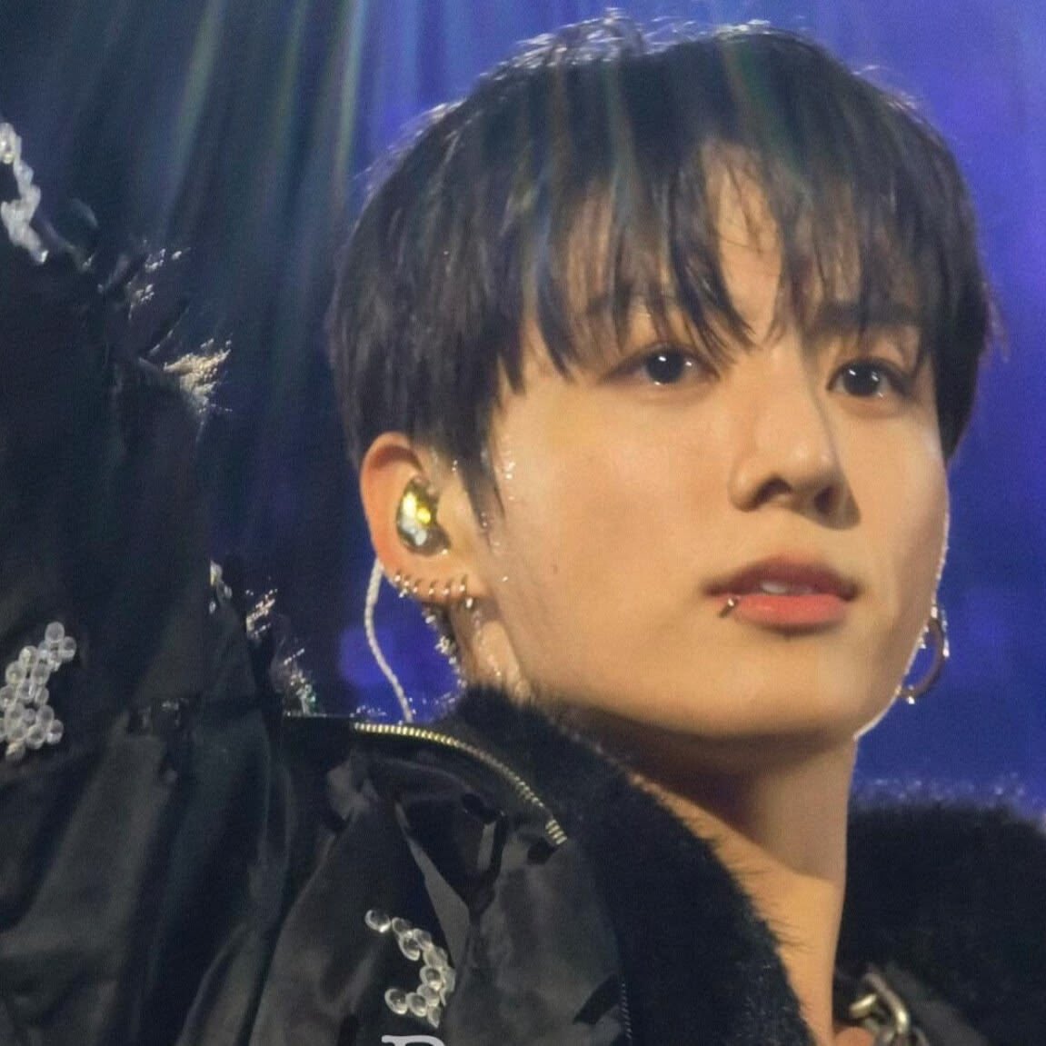 servcuntmin's tweet photo. it’s adorable how these pictures are a great representation of he looks irl and the first things you notice are his shiny eyes and bunny teeth 😭😭 https://t.co/bwqQZQpPNU