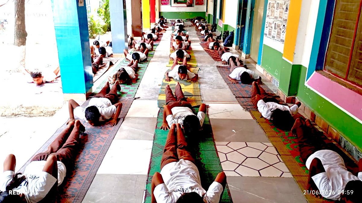 basicshiksha_up's tweet photo. अमेठी: यूपीएस नरायनपुर, भादर में अंतरराष्ट्रीय योग दिवस पर बच्चों ने उत्साहपूर्वक योगाभ्यास किया। योग के माध्यम से विद्यार्थियों को स्वस्थ जीवनशैली, एकाग्रता और अनुशासन का संदेश दिया गया।
#SchoolEducation #SamagraShiksha #BasicEducationUP #BasicShikshaUP
#YogaInUPBasic https://t.co/P5zxPIj7dR