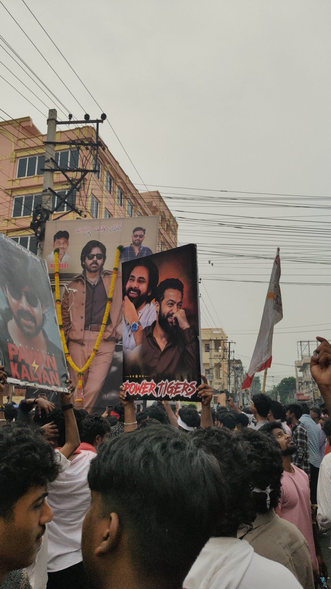NANIPSPK5134's tweet photo. Mutual moment #PowerTiger 🐯 🔥

@Sailaja_bza  @PawanKalyan https://t.co/NEWDoEdlkF