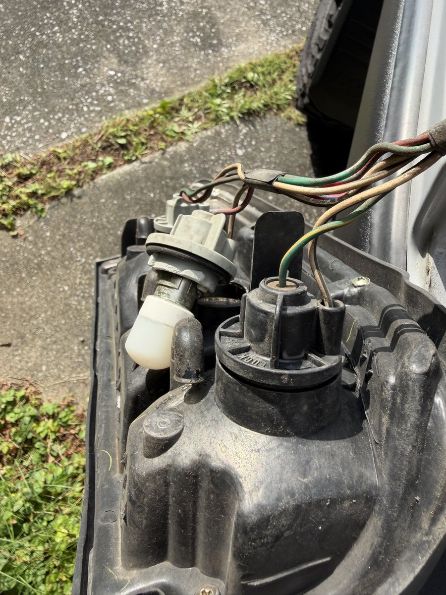 kiki03tm's tweet photo. バック灯のLEDランプの片方が切れたんで元の電球💡に戻しました🚗 https://t.co/XJPMY68euN