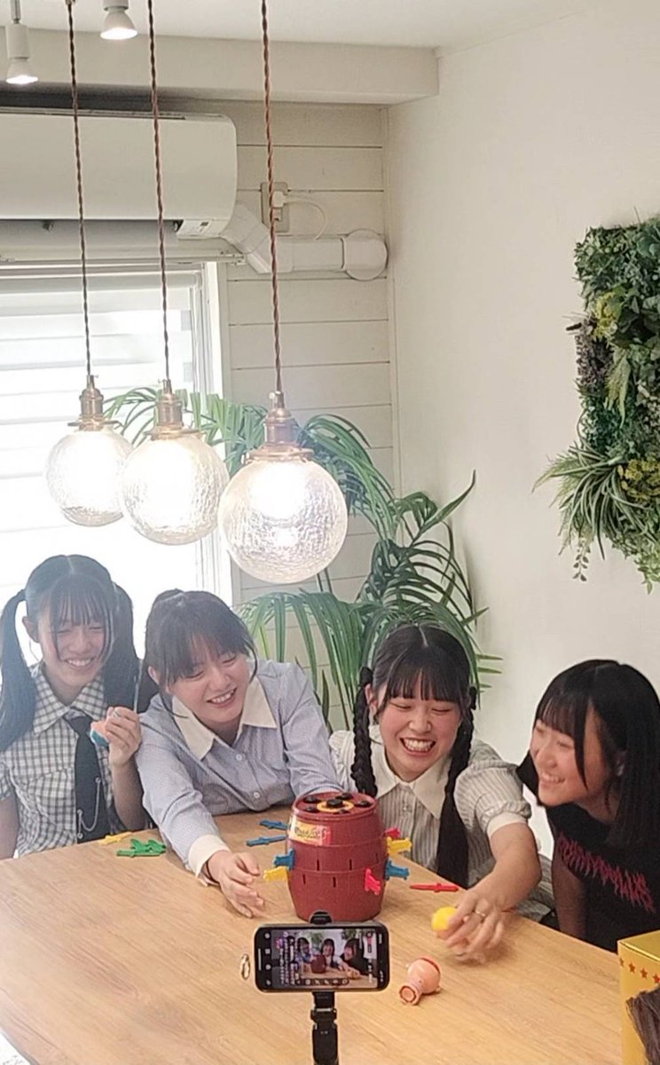 TOPMODELSCHOOL2's tweet photo. 本日のSugar Mine　YouTube生配信に日曜の午後と言う時間にも関わらず観に来て頂きありがとうございました🙇
横画面になってしまい申し訳ありません💦

アーカイブが残ってますのでぜひご覧下さい！
わちゃわちゃの普段の4人の姿を観て頂けたらと思います😊
YouTube↓↓
https://t.co/F84m8w33CO https://t.co/dUShXl3MGU