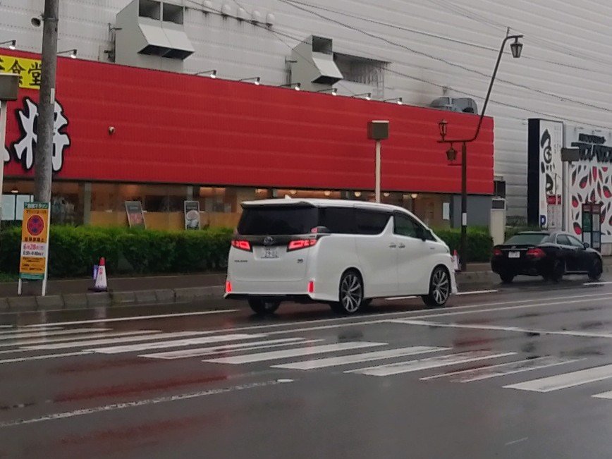 hkd_oniazami's tweet photo. #Spectee #函館災害情報 #あおり運転
１６時２５分頃、本町方面に向かっていたこのクルマが、新世橋を渡った先の交差点で停止した際、窓を開けて隣のクルマに怒鳴りクラクション何度も連打。
信号を渡った先で急な車線変更、あおり運転。
スポーツデポ前でＵターンし反対方向へ逃走。
ナンバー２９０２ https://t.co/BqvxhWtz5P