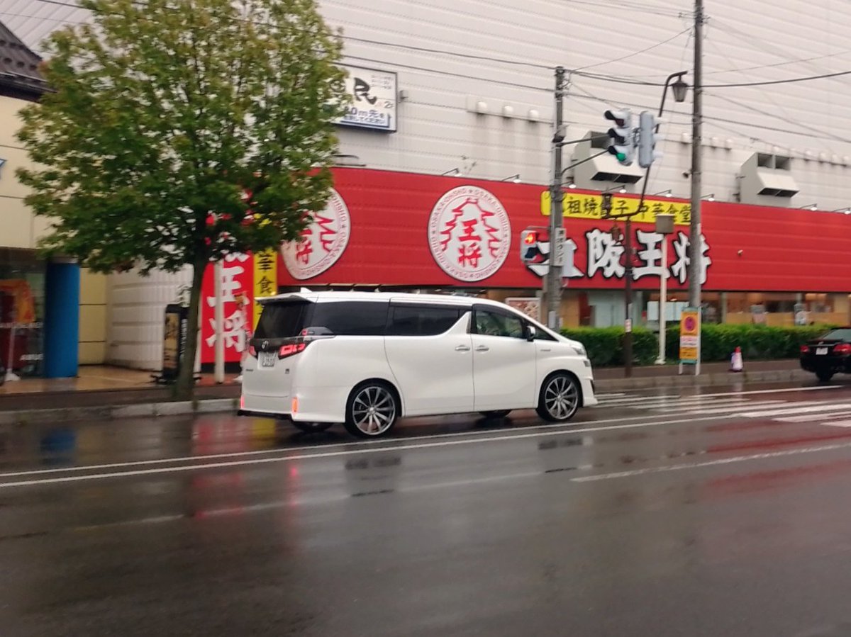 hkd_oniazami's tweet photo. #Spectee #函館災害情報 #あおり運転
１６時２５分頃、本町方面に向かっていたこのクルマが、新世橋を渡った先の交差点で停止した際、窓を開けて隣のクルマに怒鳴りクラクション何度も連打。
信号を渡った先で急な車線変更、あおり運転。
スポーツデポ前でＵターンし反対方向へ逃走。
ナンバー２９０２ https://t.co/BqvxhWtz5P