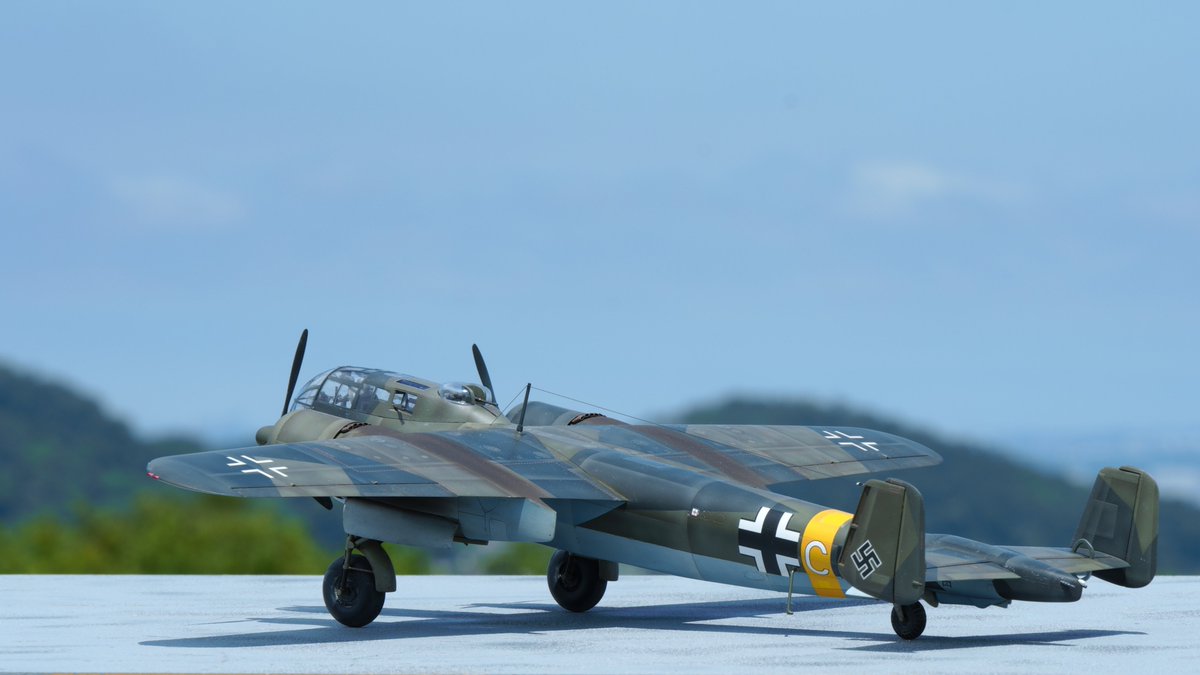 BaroBaronron's tweet photo. Do217、球面機首になったら見た目が本当にトンボにしか見えないんですよね。あと周りの景色がよく映り込みます（画像の黄色い映り込みは車のバックドアです） https://t.co/crv6k1qCcj