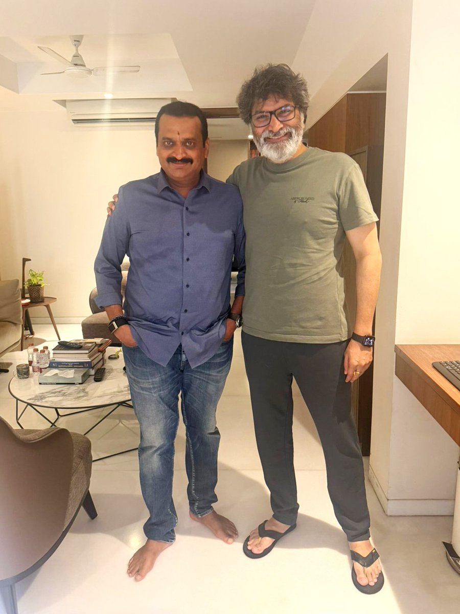 AlwaysSurya_'s tweet photo. అన్న @ganeshbandla మా చరణ్ అన్న గూరుజి... 
 
నువ్వు ప్రొడ్యూసర్ గా ఒక సినిమా సెట్ చేస్తే మా భీమవరం లో నీకు గుడి కడతా అన్న 🙏🏻 https://t.co/nfl6f40CKf