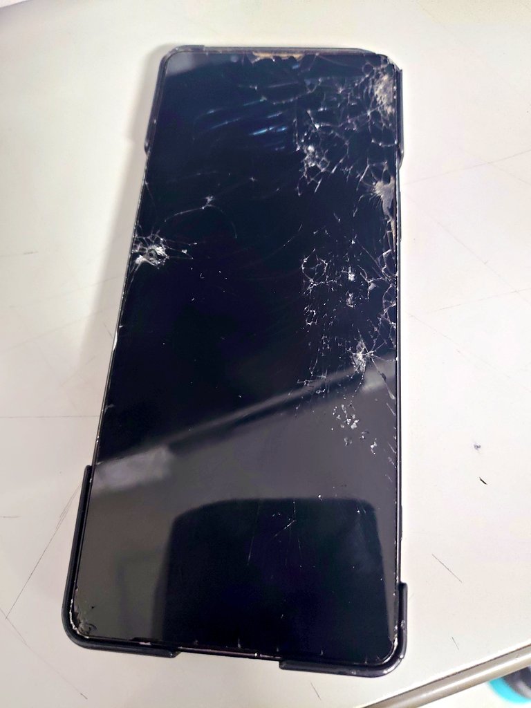 chariot44's tweet photo. 悲報、わしのスマホ  逝く https://t.co/TrUlCGdbEM