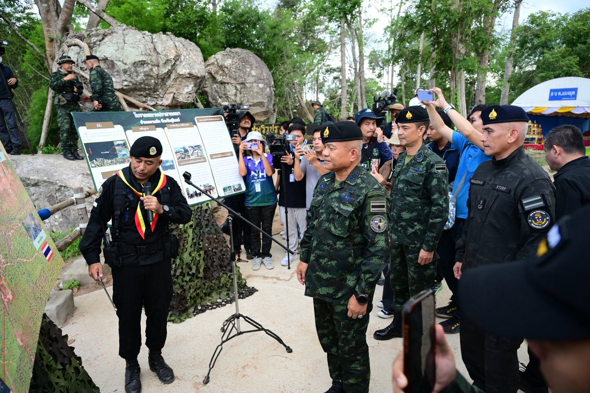 army2pr's tweet photo. พล.ท.วีระยุทธ รักศิลป์ แม่ทัพภาคที่ 2 นำคณะ พล.ต. วินธัย สุวารี โฆษกกองทัพบก พร้อมด้วยคณะสื่อมวลชนลงพื้นที่ปราสาทคนา บนเทือกเขาพนมดงรัก อำเภอกาบเชิง จังหวัดสุรินทร์ เพื่อตรวจผลการปฏิบัติการทางทหารจากการสู้รบรอบที่ 2 ในช่วงปลายปีที่ผ่านมา
#กองทัพภาคที่2
#กองทัพบก https://t.co/1yjitum1lg