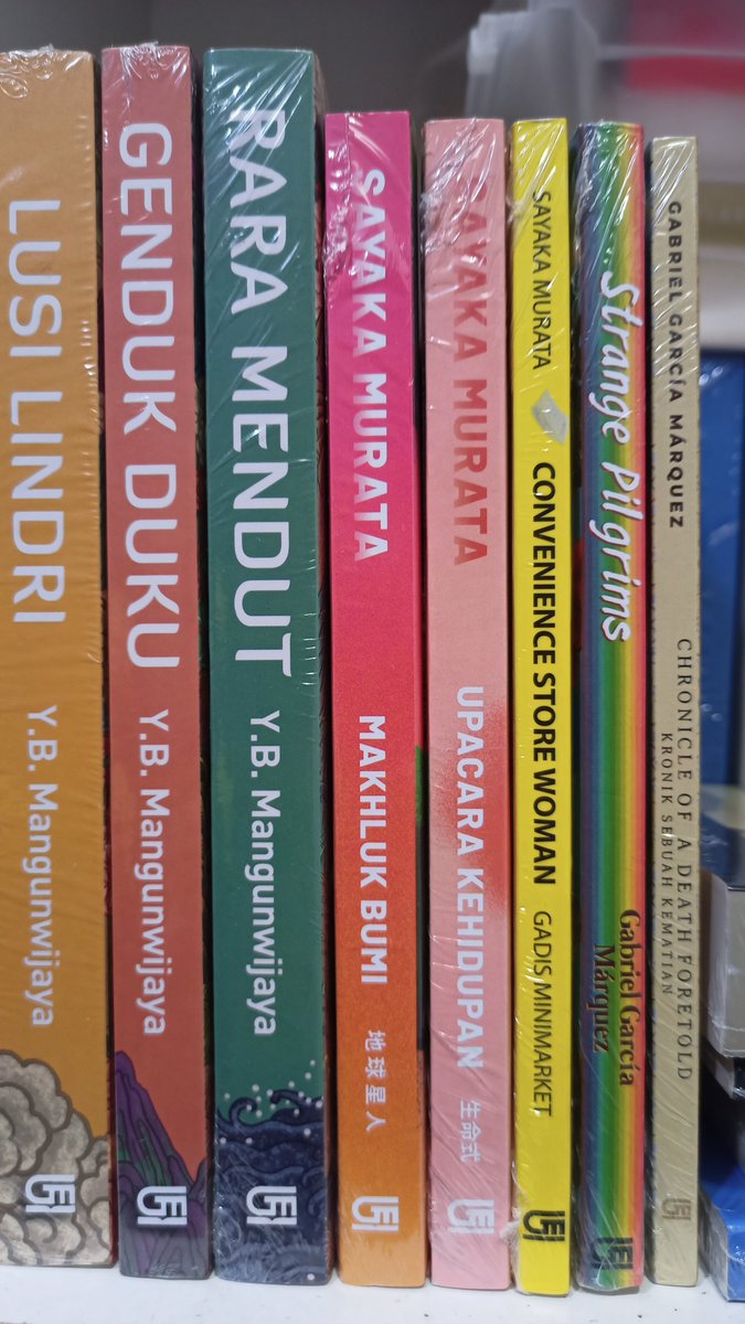aylrehs's tweet photo. Duh mana udah punya ketiga bukunya https://t.co/YvoTDEbTWS