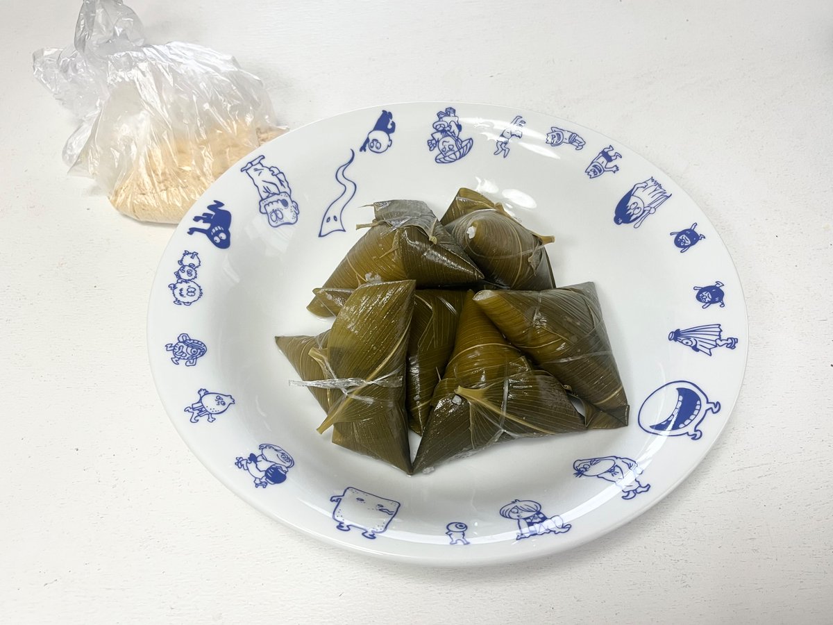uzura_3's tweet photo. お隣さんが「ポストに作ったやつ入れとくから」と言って去って行った

見たらこれが入ってたけど、この食べ物は何！？きな粉かけて食べるのかな https://t.co/Rrdr1Yn1s6
