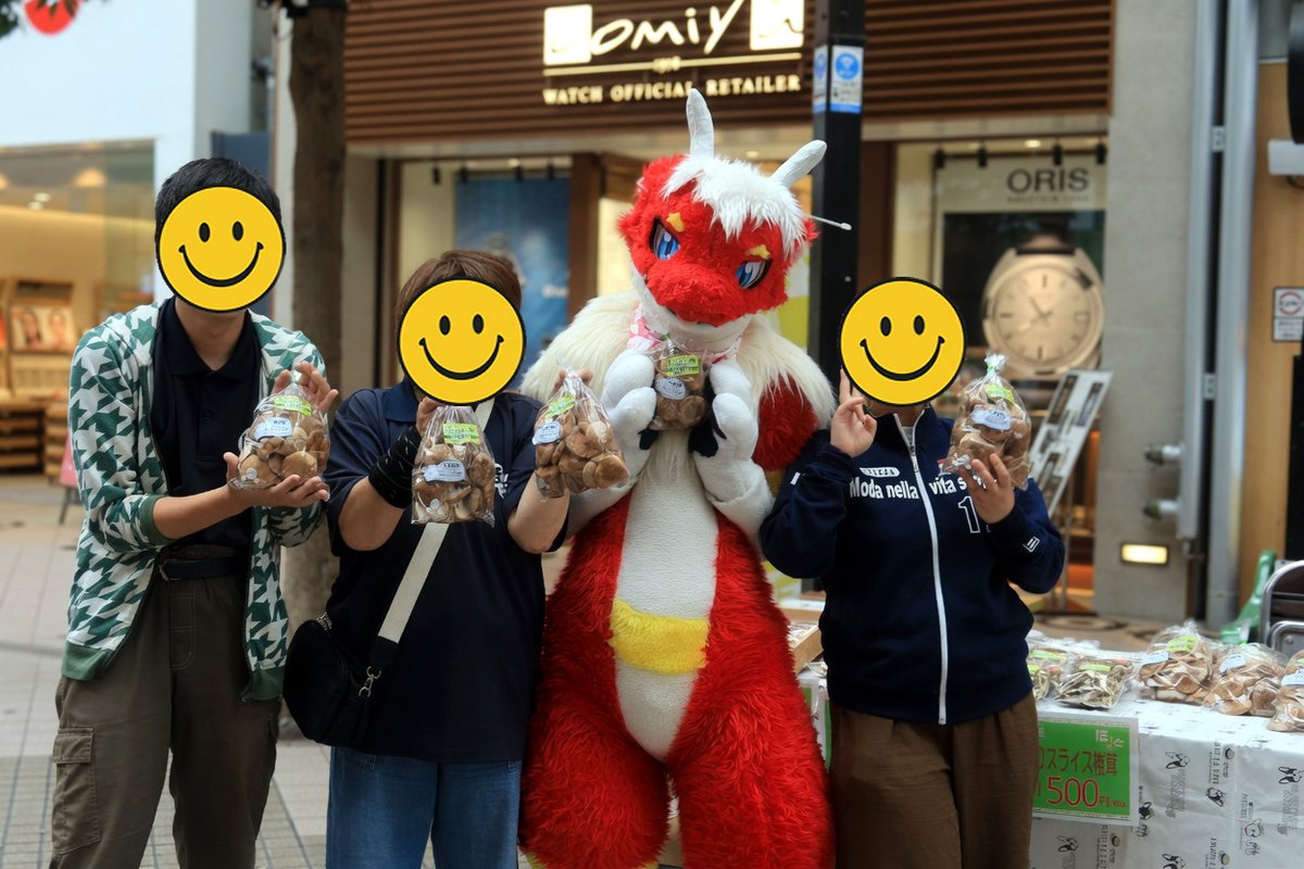 animal_pal's tweet photo. 【活動紹介】
アートで全ての人を優しく包み込む社会の実現を目指す「一般社団法人アート・インクルージョン」主催の「どんどこ市」が6/20(土)に仙台の中心街，ぷらんどーむ一番町で行われ，お手伝いしました。
参加者の皆さん，お客さんとのふれあいの他，AIの皆さんとのコラボステージも行いました。 https://t.co/7DmfJLnBmX