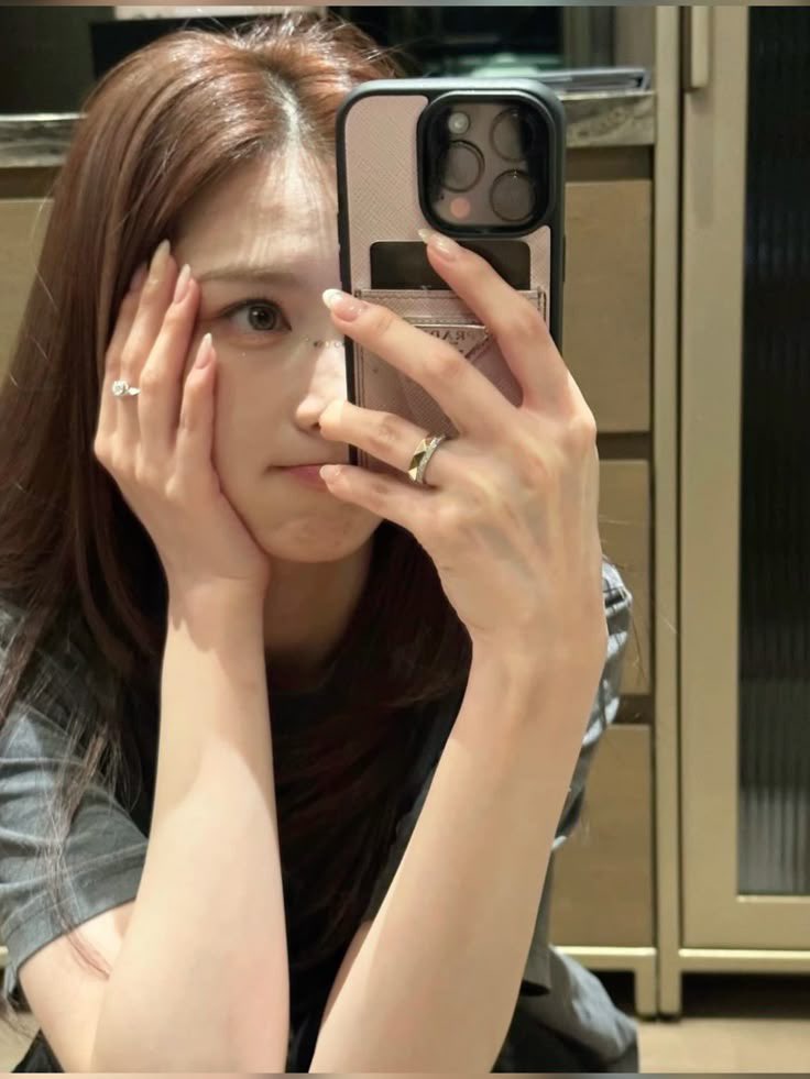 s4nachan's tweet photo. cleanse bc i didn’t recognize sana’s hands earlier 🚑 https://t.co/uzlhrm4YNs