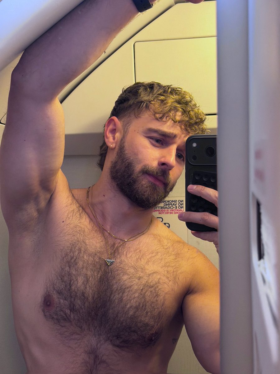 edouttakes's tweet photo. The bathroom on the plane is so small 🚻 https://t.co/xgp2DulUTB