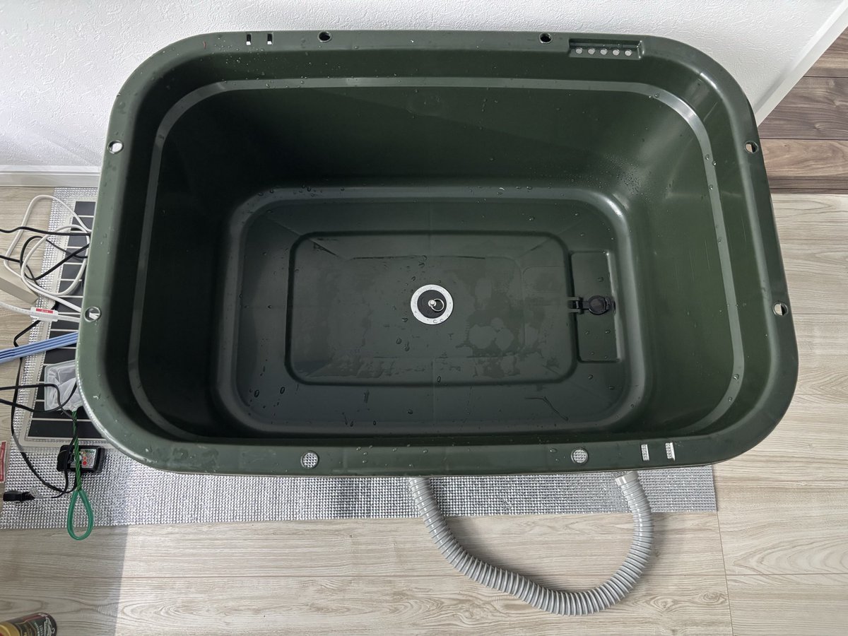 maa88286176's tweet photo. ②屋内飼育の水換���を簡易的にする改造
〜完成〜

栓を取り付けた際に水漏れが無いことを確認はしたけど、念には念を入れて風呂用のコーキングで栓の周りを💧防水対策(写真撮り忘れた)
↓
キボシを戻して完成〜✨ https://t.co/iOXxAfsaKd