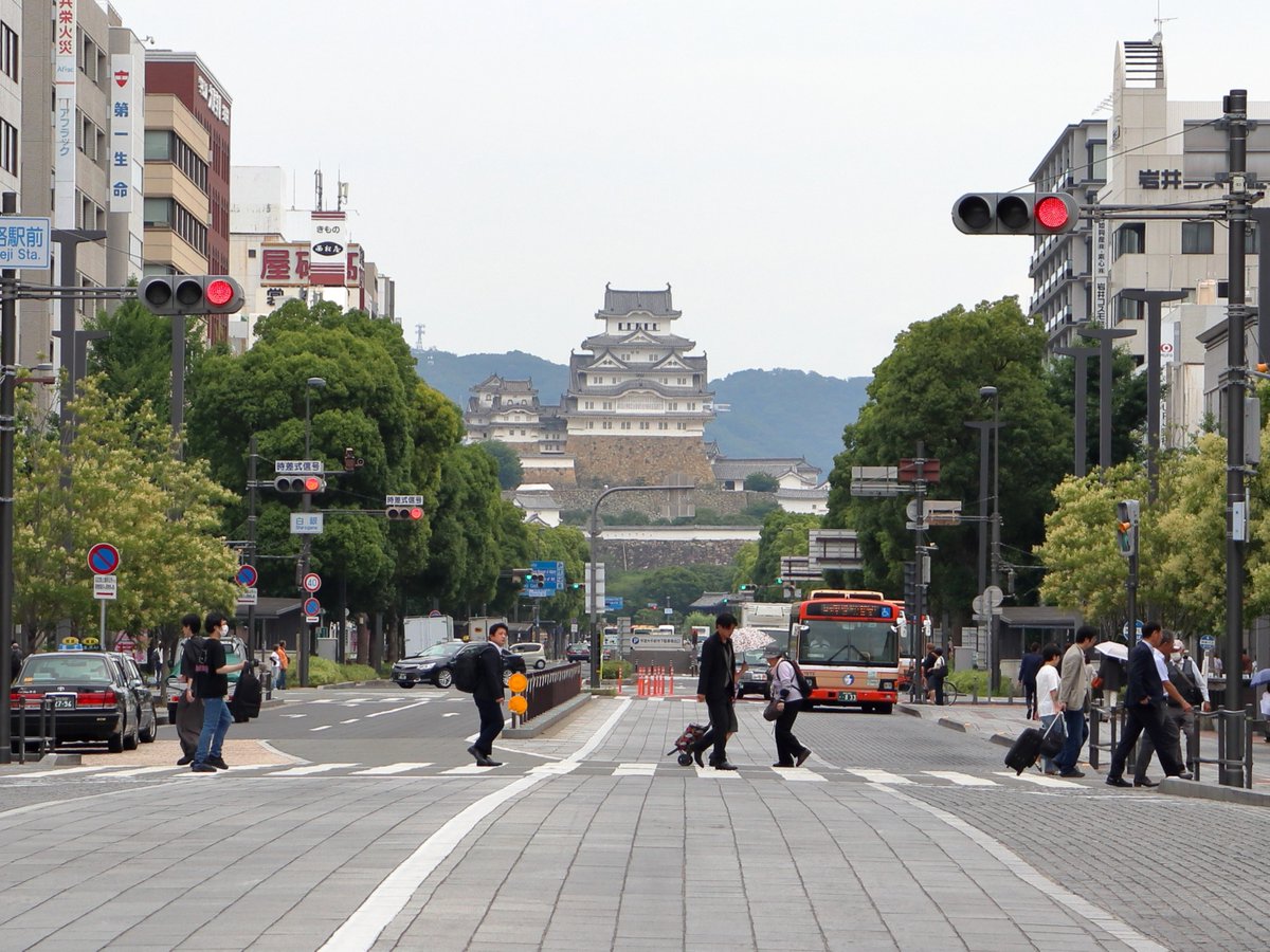 747Krs's tweet photo. 2026/06/19
午前は寄り道がてら少しだけ世界遺産の姫路城へ
白鷺城と言われるだけ本当に美しく立派な天守閣ですね
個人的に日本一素晴らしい名城だと思います
駅前からの景色は現代の城下町って感じで良き眺めですね
今度来る際は城内の見学もしてみたいです。 https://t.co/NZH3IBwywJ
