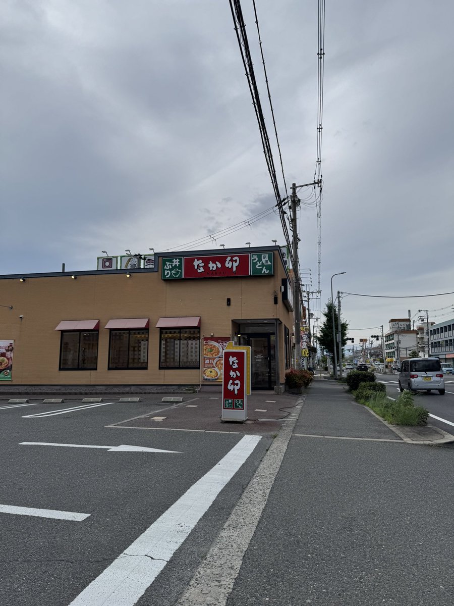 AruiteF's tweet photo. で、ﾅｯｶｰｳさん経由で帰宅。
てかｲｵﾝﾀｳﾝさんは食事目的では無い方々が椅子に着いてた関係上ｲﾂﾓのお肉どんぶり頼めなかったので超涙です…
※うな重(おも)頼んでみました… https://t.co/QlNUWEMChe