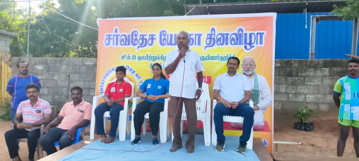 KPadmaKumar10's tweet photo. வெள்ளிமலை பேரூராட்சி திருநயினார்குறிச்சி விளையாட்டு மைதானத்தில் மைதானத்தில் இன்று நடைபெற்ற சர்வதேச யோகா தின சிறப்பு நிகழ்வில் கன்னியாகுமரி கிழக்கு மாவட்ட பாஜக தலைவர் திரு. கோபகுமார் மற்றும் பாஜக சொந்தங்களுடன் கலந்துகொண்டு யோகாசனம் செய்த போது... https://t.co/miZCoDWvhT