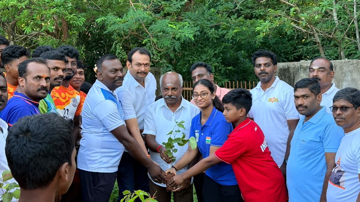 KPadmaKumar10's tweet photo. வெள்ளிமலை பேரூராட்சி திருநயினார்குறிச்சி விளையாட்டு மைதானத்தில் மைதானத்தில் இன்று நடைபெற்ற சர்வதேச யோகா தின சிறப்பு நிகழ்வில் கன்னியாகுமரி கிழக்கு மாவட்ட பாஜக தலைவர் திரு. கோபகுமார் மற்றும் பாஜக சொந்தங்களுடன் கலந்துகொண்டு யோகாசனம் செய்த போது... https://t.co/miZCoDWvhT
