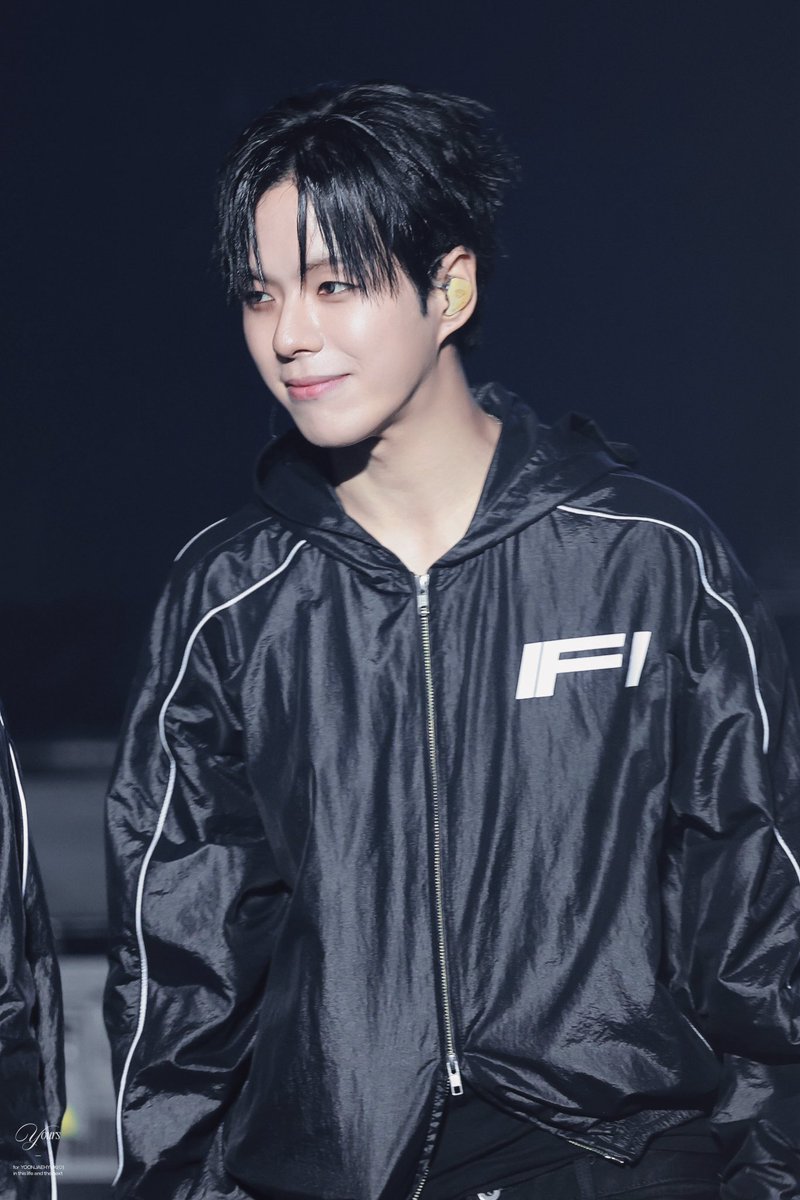 723yours's tweet photo. 260621 NEW WAV 서울 사첵 

늑대앵

#윤재혁 #YOONJAEHYUK #ジェヒョク 
#트레저 #TREASURE https://t.co/2OYIuQ6Qbb
